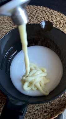 Saç rengini karıştırma sanatını yakından incele. Profesyonel güzellik eğitimi ya da evde saç meraklıları için ideal.