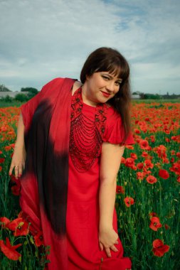 Bir kadın, dalgalı kırmızı ve siyah bir kumaşın üzerinden gizlice bakar. Gizem, cazibe ve doğa ile etkileşim hissini yakalar. Bireysellik ve yaz kaprisleri için idealdir.