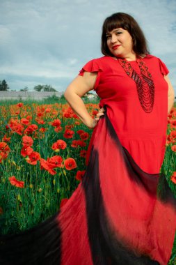 Bir kadın, dalgalı kırmızı ve siyah bir kumaşın üzerinden gizlice bakar. Gizem, cazibe ve doğa ile etkileşim hissini yakalar. Bireysellik ve yaz kaprisleri için idealdir.