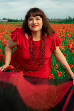 Bir kadın, dalgalı kırmızı ve siyah bir kumaşın üzerinden gizlice bakar. Gizem, cazibe ve doğa ile etkileşim hissini yakalar. Bireysellik ve yaz kaprisleri için idealdir.