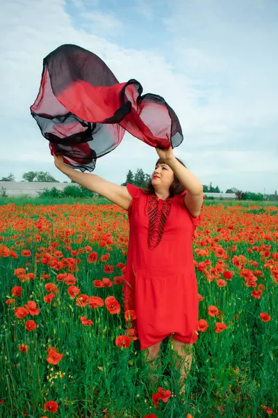 Bir kadın, dalgalı kırmızı ve siyah bir kumaşın üzerinden gizlice bakar. Gizem, cazibe ve doğa ile etkileşim hissini yakalar. Bireysellik ve yaz kaprisleri için idealdir.