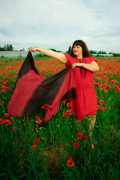 Bir kadın, dalgalı kırmızı ve siyah bir kumaşın üzerinden gizlice bakar. Gizem, cazibe ve doğa ile etkileşim hissini yakalar. Bireysellik ve yaz kaprisleri için idealdir.