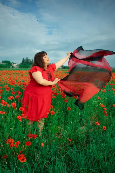 Bir kadın, dalgalı kırmızı ve siyah bir kumaşın üzerinden gizlice bakar. Gizem, cazibe ve doğa ile etkileşim hissini yakalar. Bireysellik ve yaz kaprisleri için idealdir.