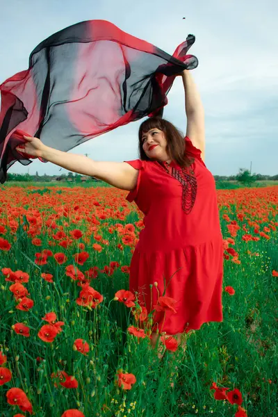 Bir kadın, dalgalı kırmızı ve siyah bir kumaşın üzerinden gizlice bakar. Gizem, cazibe ve doğa ile etkileşim hissini yakalar. Bireysellik ve yaz kaprisleri için idealdir.