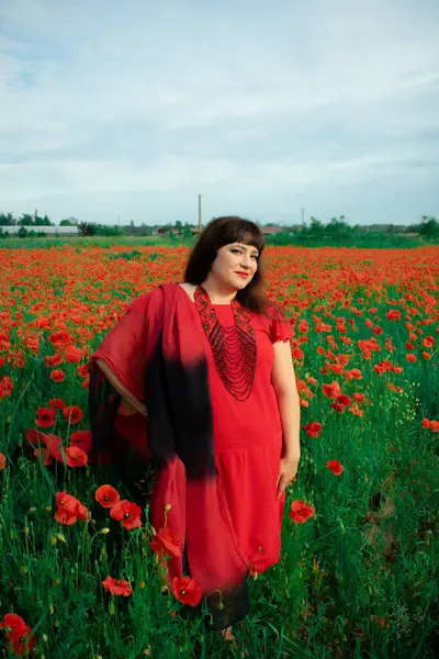 Bir kadın, dalgalı kırmızı ve siyah bir kumaşın üzerinden gizlice bakar. Gizem, cazibe ve doğa ile etkileşim hissini yakalar. Bireysellik ve yaz kaprisleri için idealdir.