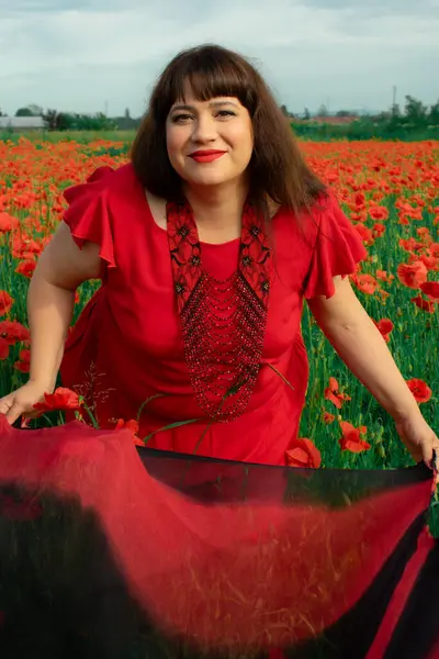 Bir kadın, dalgalı kırmızı ve siyah bir kumaşın üzerinden gizlice bakar. Gizem, cazibe ve doğa ile etkileşim hissini yakalar. Bireysellik ve yaz kaprisleri için idealdir.