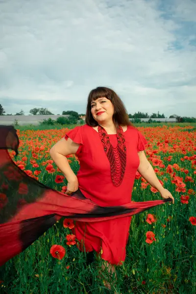 Bir kadın, dalgalı kırmızı ve siyah bir kumaşın üzerinden gizlice bakar. Gizem, cazibe ve doğa ile etkileşim hissini yakalar. Bireysellik ve yaz kaprisleri için idealdir.