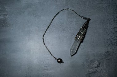 Gümüş zincirli süslü bir kristal kuvars sarkacı kehanet, ruhsal şifa ve dikkatli uygulamalar için idealdir. Ezoterik, sağlıklı ve mistik konular için mükemmel..