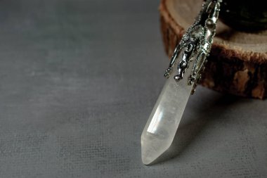 Güçlü bir kristal kuvars sarkacı ve büyüleyici labradorit taşı, somutlaştırıcı ruhani bağlantı, iyileştirici enerji ve kehanet. Gizem ve refah teması için mükemmel..