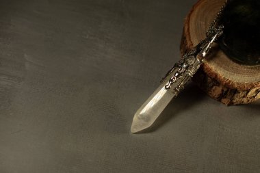 Güçlü bir kristal kuvars sarkacı ve büyüleyici labradorit taşı, somutlaştırıcı ruhani bağlantı, iyileştirici enerji ve kehanet. Gizem ve refah teması için mükemmel..