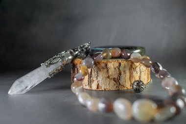 Labradorit bir taş, kristal kuvars sarkaç ve agate bilezik, dengeyi, iyileştirici enerjiyi ve ruhsal bağlantıyı sembolize eder. Mistik ve sağlıklı temalar için mükemmel..