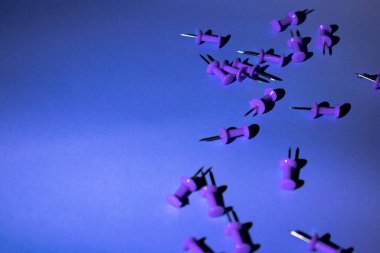 Serin mavi bir yüzeye saçılmış mor itme iğneleri. Yumuşak gölgeler ve temiz kontrastlar üretkenliği canlandırıyor. Planlamacılar, ofis blogları veya eğitim içeriği için harika.