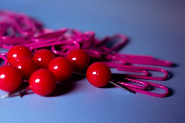 Mavi arka planda ofis malzemelerinin parlak karışımı. Yaratıcılık, verimlilik, okul ve ofis içeriği için oyuncu kaos ve renk pop enerjisi