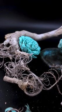 Karanlık huysuz bir zemin üzerinde doğal dokuları olan Labradorite kristali. Meditasyon için mükemmel, kristal iyileştirme, ruhani içerik, ya da bütünsel markalaşmada estetik görseller