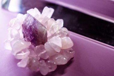 Lavanta kumaşında ham ametist kristali olan parlak pembe değerli bilezik. Düz gül kuvars ve pirit karşıtlığı iyileşmeyi ve dengeyi simgeler..