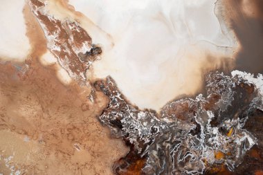 Lüks el boyası suluboya arka plan. Zarif alkol mürekkebi baskısı. Minimalist altın folyolu zarif bir zemin. Soyut doku çizimleri. Modern akrilik sıcak kahverengi iç çizimler.