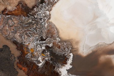 Lüks el boyası suluboya arka plan. Zarif alkol mürekkebi baskısı. Minimalist altın folyolu zarif bir zemin. Soyut doku çizimleri. Modern akrilik sıcak kahverengi iç çizimler.