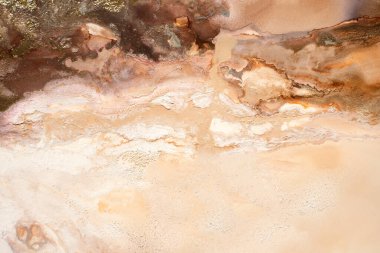 Fotokopi alanı olan basit bir suluboya tablo. Zarif, soyut, bej, nötr, hassas sıvı doku. Artistik sanatsal alkol arkaplanı. Nazik minimalist sanat eserleri.