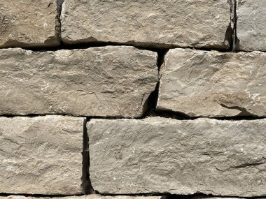 Düzensiz şekilli gri taşlar dizilmiş desenli taş zemin. Yüzeyde doğal varyasyonlar ve çatlaklar var. Yüksek kalite fotoğraf