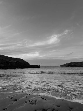İrlandalıların sahili ve sahili dramatik bir gökyüzü ile manzaralı..