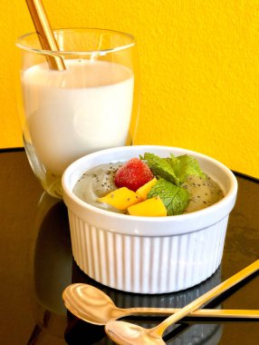 Kivi ve chia tohumlu ev yapımı puding. Ev yapımı yoğurt. Meyveli ve meyveli lezzetli yoğurt..