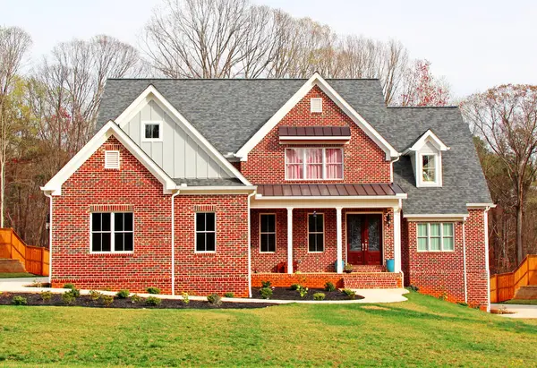 Yeni güzel kırmızı tuğlalı ev. Güzel ve zengin kır evi.