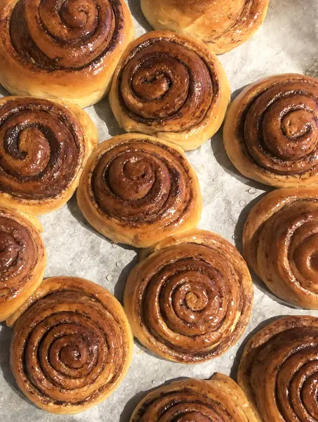 Ev yapımı tarçınlı rulo. Tarçınlı çöreklere yakın çekim. Ev yapımı..