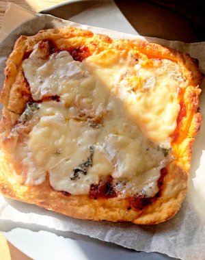 Ev yapımı taze pizza. Yakın plan. Evde dört peynirli pizza..  