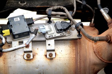 Otomobil parçalarına yakın çekim. Elektrik teçhizatı. Otomobil kabloları.