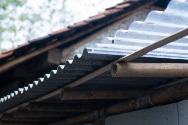 Normal asbest, şeffaf plastikten yapılmış asbeste bağlıdır. Böylece güneş ışığı eve girebilir.