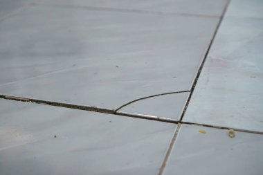 Köşede kırılan beyaz seramiğin yakın plan fotoğrafı.