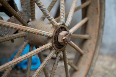 Çark tekerleğinde hasar görmüş bir tekerlek.