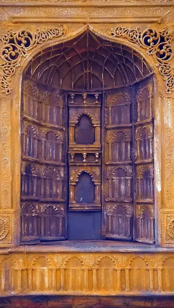 Geleneksel desenli çekici antik duvar sanatı ve girişi 