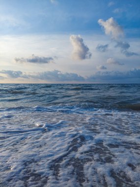 Mavi gökyüzünde deniz dalgası