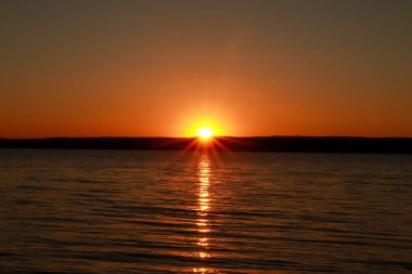 Akşam gökyüzünde güzel bir gün batımı