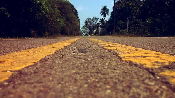 Sonsuz yolculuk. Hayat bir yolculuktur, varış noktası değil. Tropikal doğa tarafından çerçevelenmiş bu ıssız yol bizi yeni maceralara davet ediyor. Ufkun ötesinde ne olduğunu kim bilir??