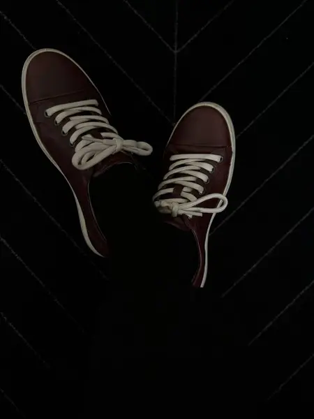 Yerdeki ayakkabılar, siyah beyaz