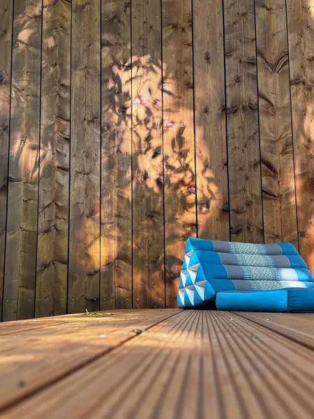 Parktaki boş tahta masa.