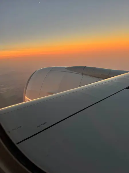 Bulutların üzerinde uçan bir uçağın kanadı