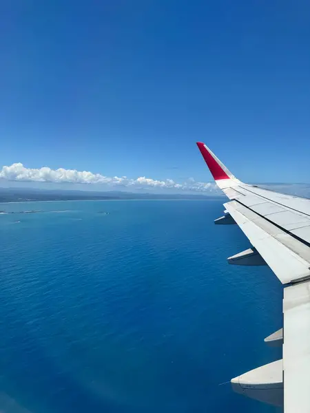 Uçaktan uçak penceresinin görüntüsü