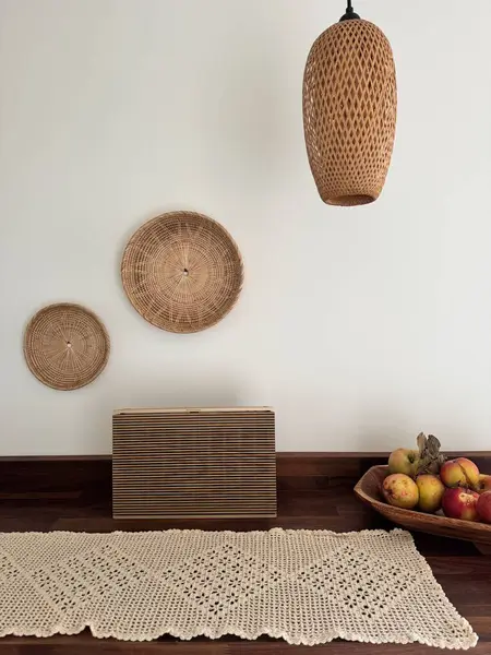 boş hasır rattan rattan rattan rattan ve ahşap bir masada rattan hasır sepet