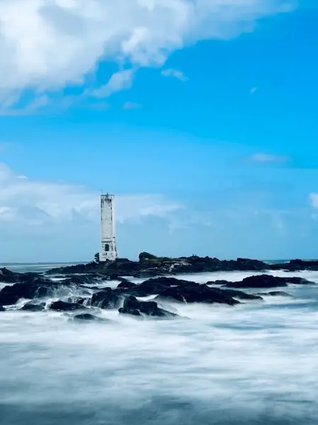 Sahildeki deniz feneri