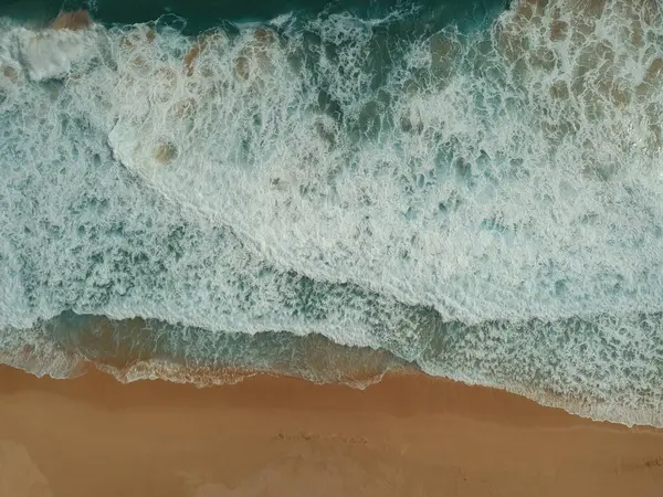 Mavi gökyüzü ve deniz ile güzel tropikal sahil ve okyanus manzarası