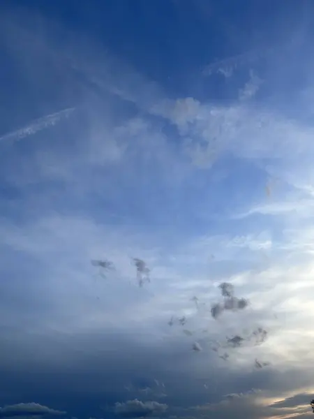 Bulutlu güzel mavi gökyüzü