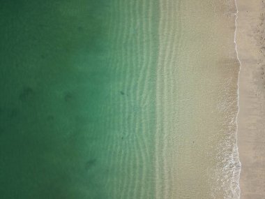 Turkuaz suyla kumsal ve denizin havadan görünüşü