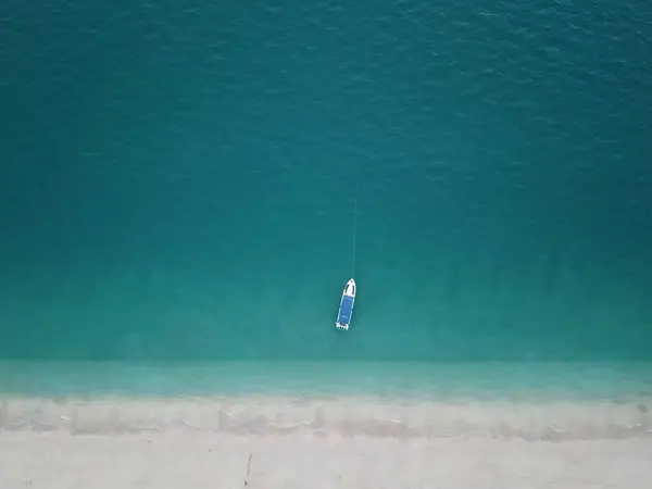 Denizde halatı olan bir teknenin havadan görünüşü.