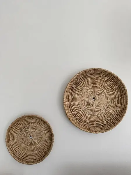 Beyaz arkaplanı olan ahşap masa