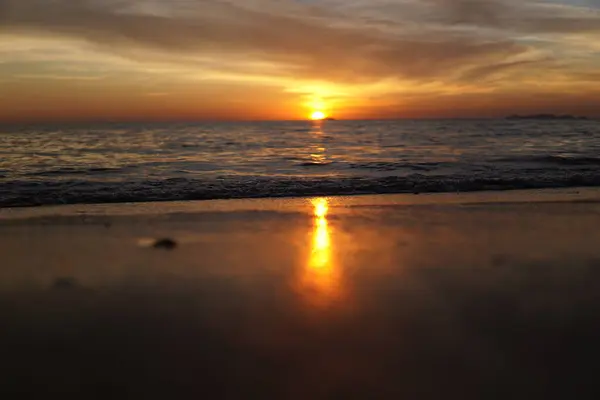 Denizin üzerinde gün batımı ve arka planda güzel bir gökyüzü