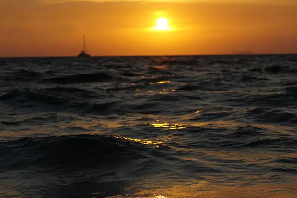 Denizde gün batımı.