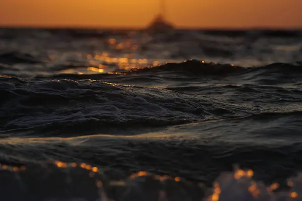 Gün batımında deniz dalgası